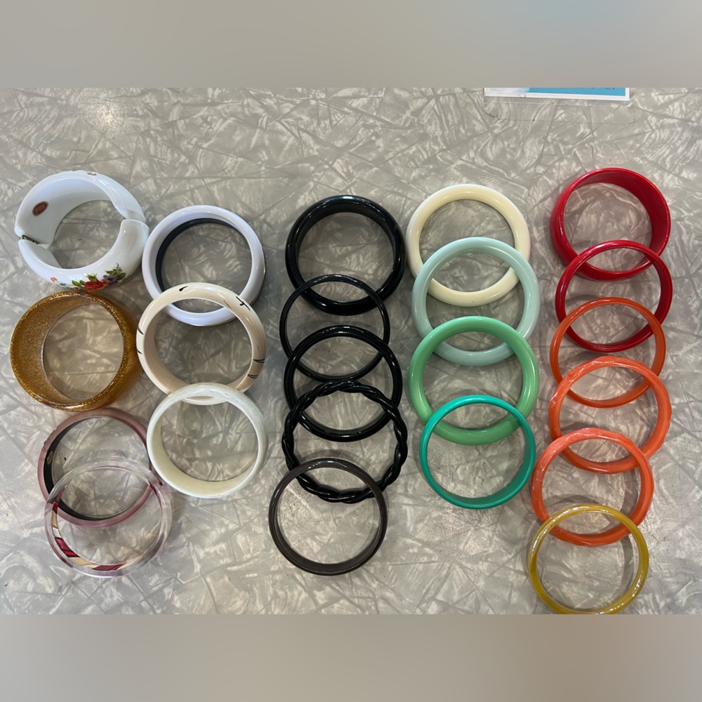 25 piece lot of Vintage Lucite/Acrylic bangle Bracelets Resell